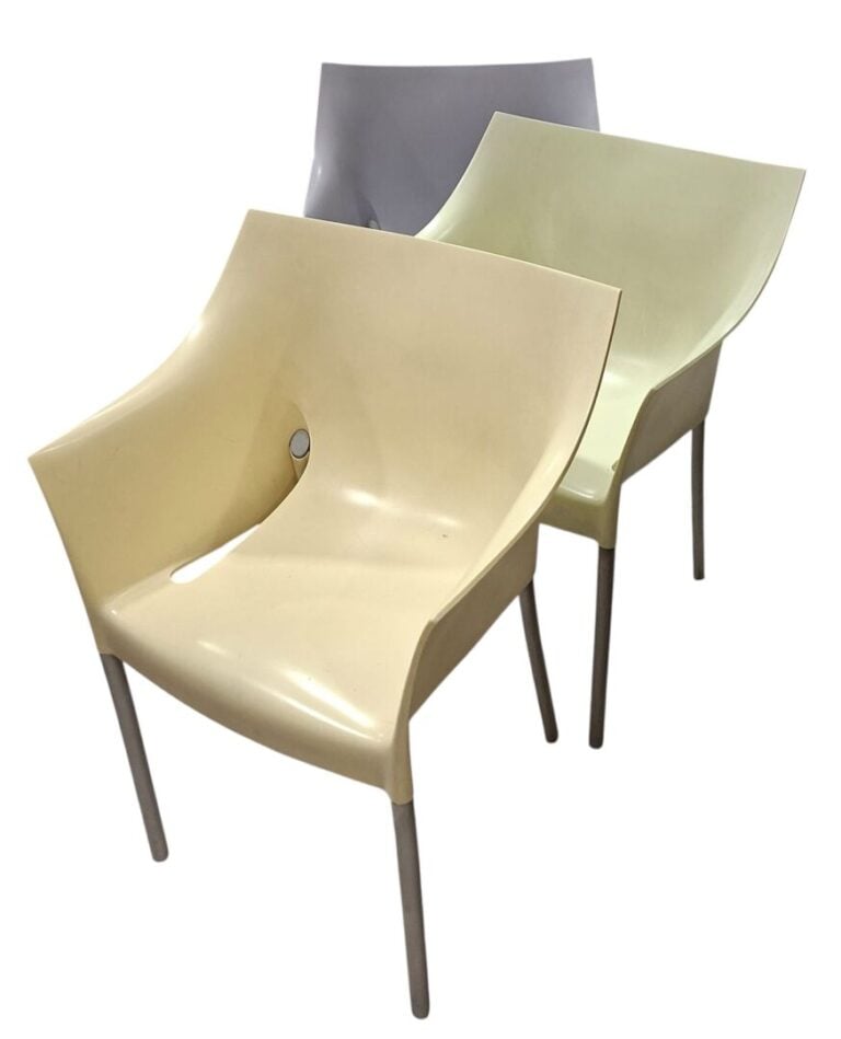 Philippe STARCK (1949) pour KARTELL - Suite de trois sièges modèle "Dr No." en…