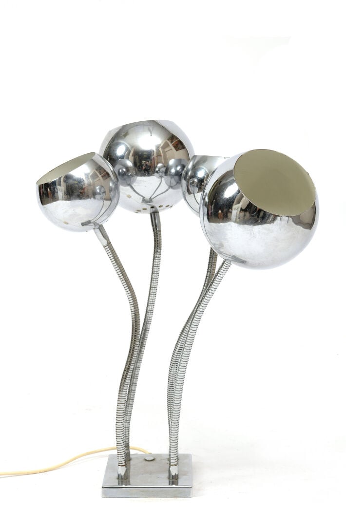 Pierre FOLIE (1938) - Lampe à poser modèle "Hydra" en métal chromé reposant sur…