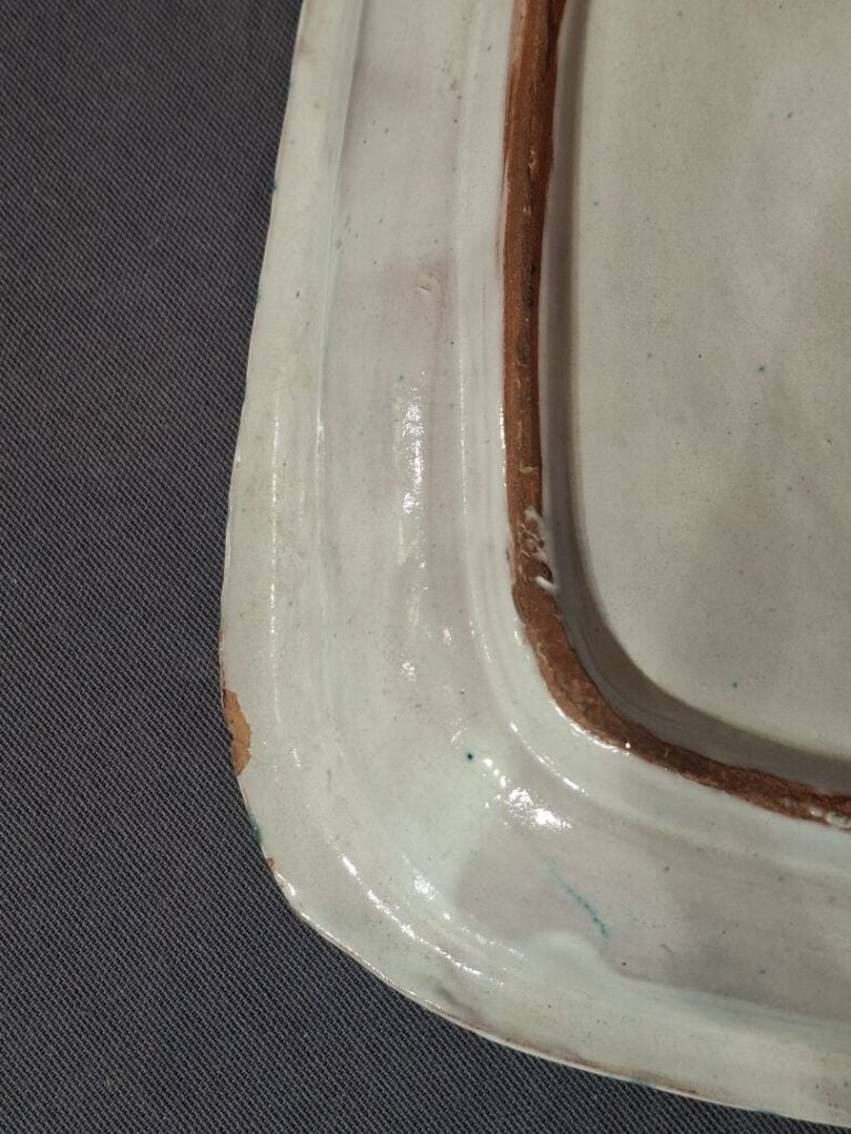 Plat en céramique émaillée à décor de poisson souligné de motifs géométriques -…