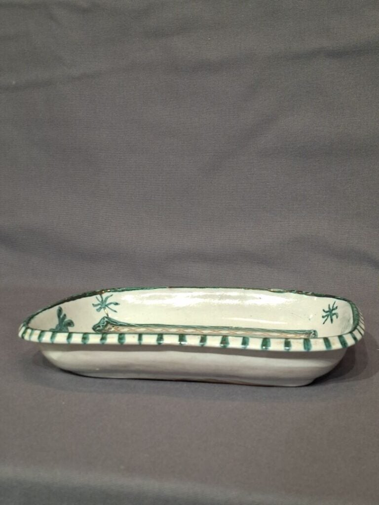 Plat en céramique émaillée à décor de poisson souligné de motifs géométriques -…