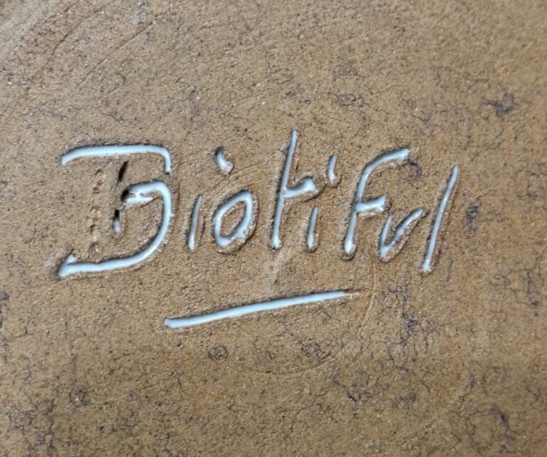 Réunion d'une boîte couverte en céramique bleu gris signée "Biotiful" en creux…
