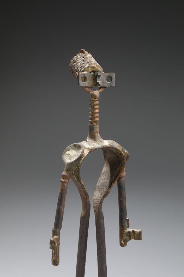 ROBERT JACOBSEN (1912-1993) - Homme aux deux clefs - Sculpture en fer fixée sur…