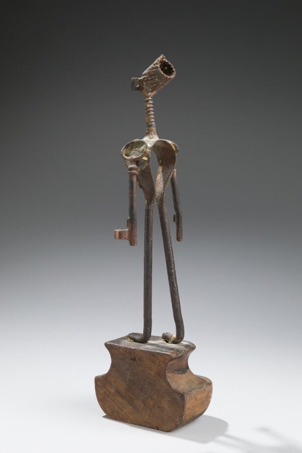 ROBERT JACOBSEN (1912-1993) - Homme aux deux clefs - Sculpture en fer fixée sur…