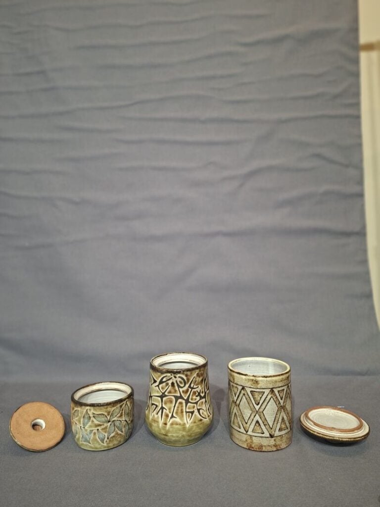 Robert PEROT (1931-2003) - Trois pots couverts en céramique émaillée polychrome…