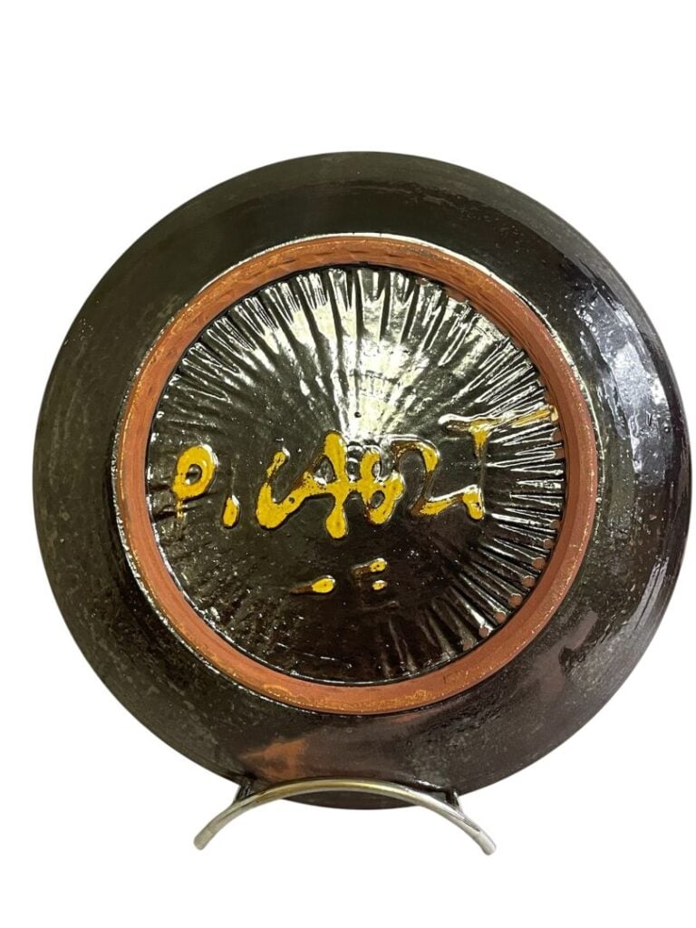 Robert PICAULT (1919-2000) - Assiette en céramique émaillée ornée d'un poisson…