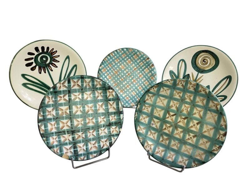 Robert PICAULT (1919-2000) - Deux assiettes en céramique maillée polychrome à d…