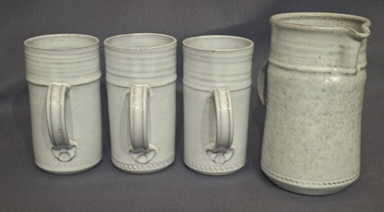 Roger COLLET (1933 - 2008) à VALLAURIS - Réunion d'un pichet et de 3 chopes en…