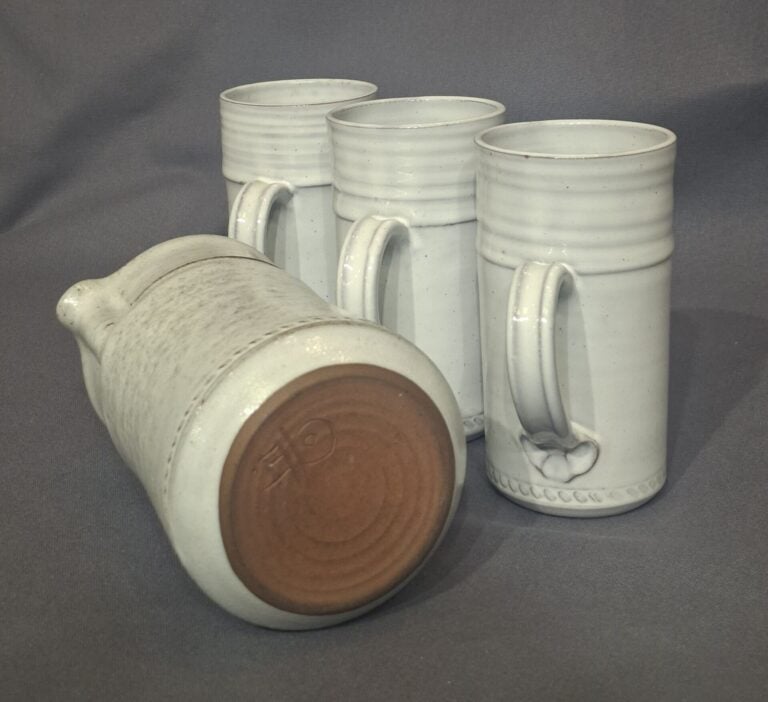 Roger COLLET (1933 - 2008) à VALLAURIS - Réunion d'un pichet et de 3 chopes en…