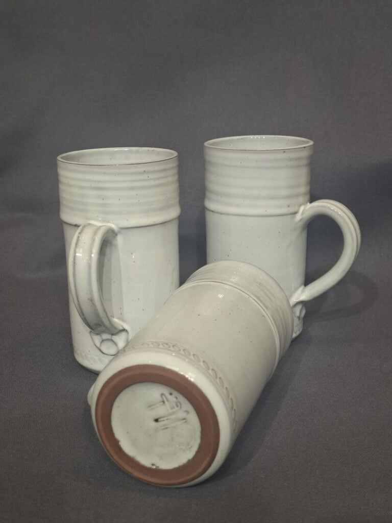 Roger COLLET (1933 - 2008) à VALLAURIS - Réunion d'un pichet et de 3 chopes en…