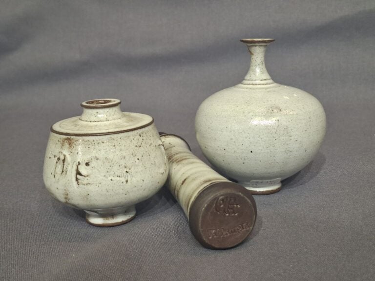 Roger COLLET (1933-2008) - Réunion de 3 vases en céramique émaillée blanc - Sig…