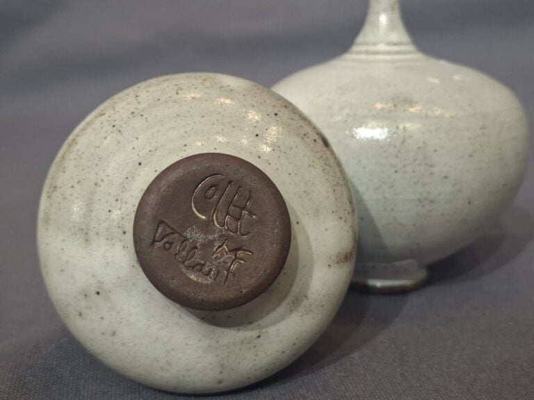 Roger COLLET (1933-2008) - Réunion de 3 vases en céramique émaillée blanc - Sig…