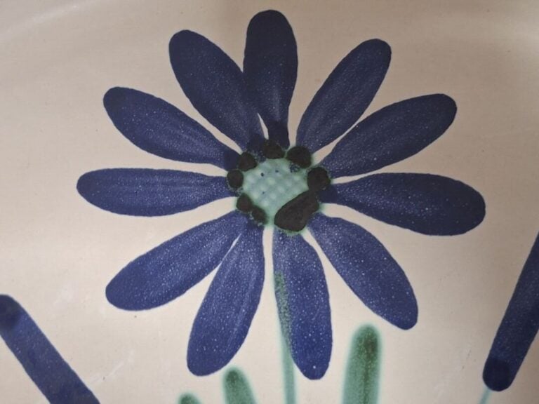 Roger PICAULT (1919-2000) - Plat en céramique émaillée à décor floral et géomét…