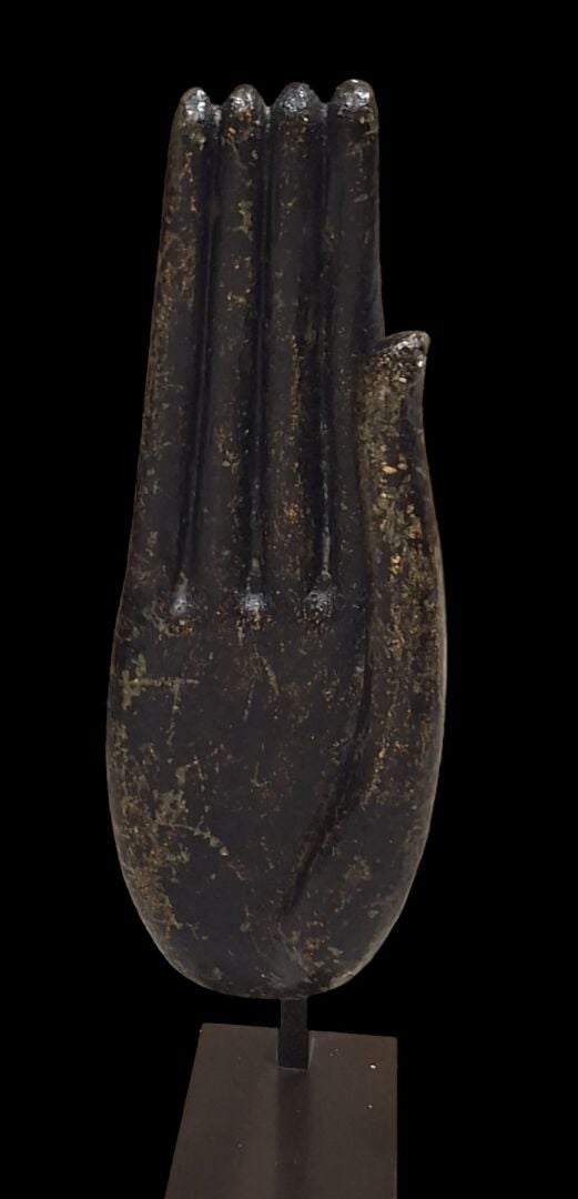 Sujet en bronze à patine brune représentant la main de Bouddha faisant la mudra…
