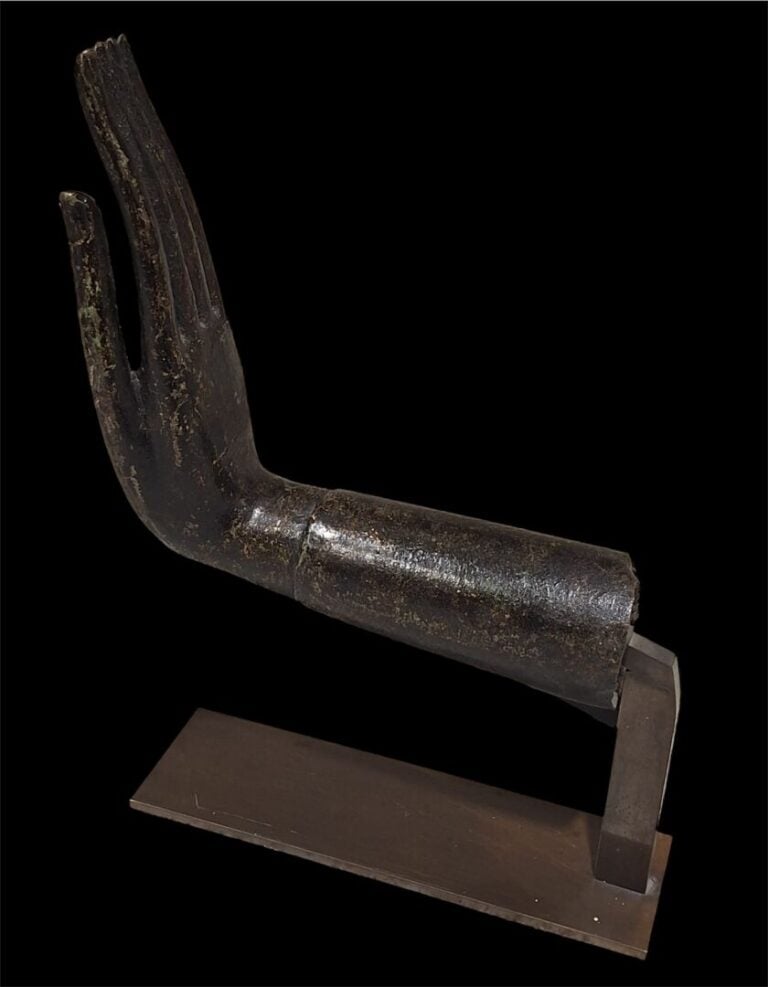 Sujet en bronze à patine brune représentant la main de Bouddha faisant la mudra…