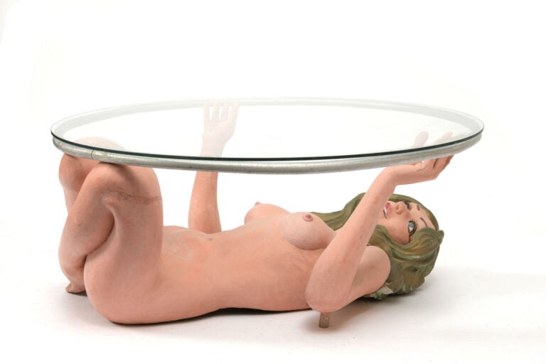 Table basse anthropomorphe en plâtre polychrome figurant une femme nue retenant…