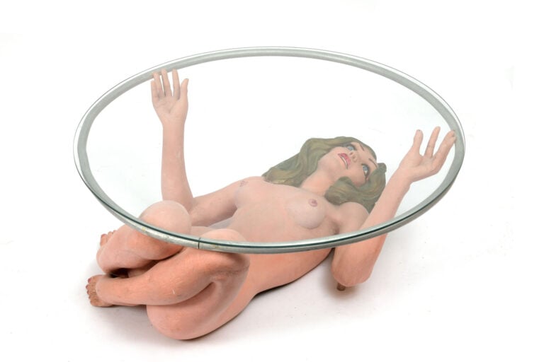Table basse anthropomorphe en plâtre polychrome figurant une femme nue retenant…
