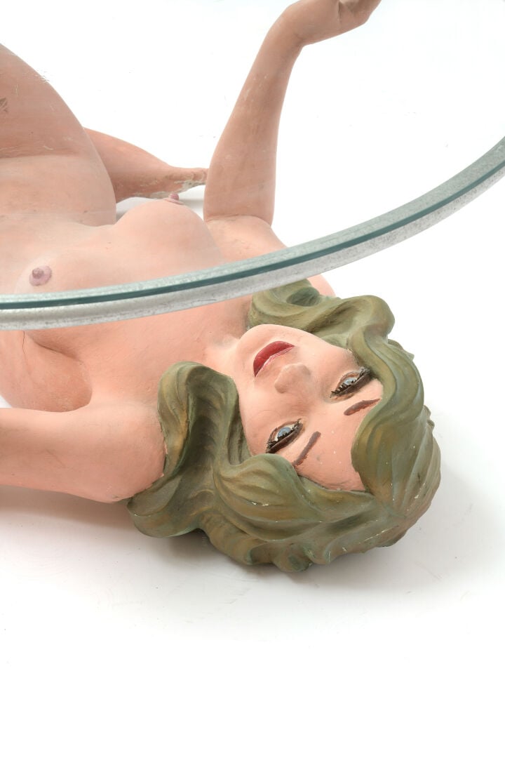 Table basse anthropomorphe en plâtre polychrome figurant une femme nue retenant…