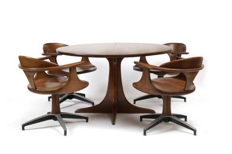 Table de salle à manger à plateau circulaire en teck avec quatre fauteuils à as…