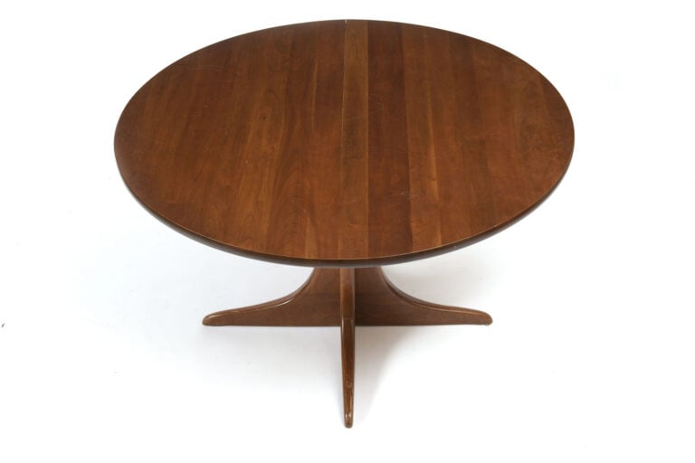 Table de salle à manger à plateau circulaire en teck avec quatre fauteuils à as…
