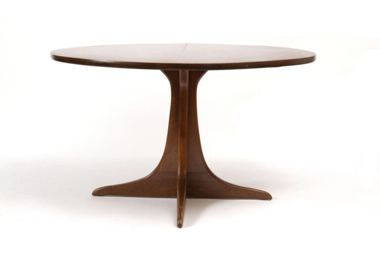 Table de salle à manger à plateau circulaire en teck avec quatre fauteuils à as…