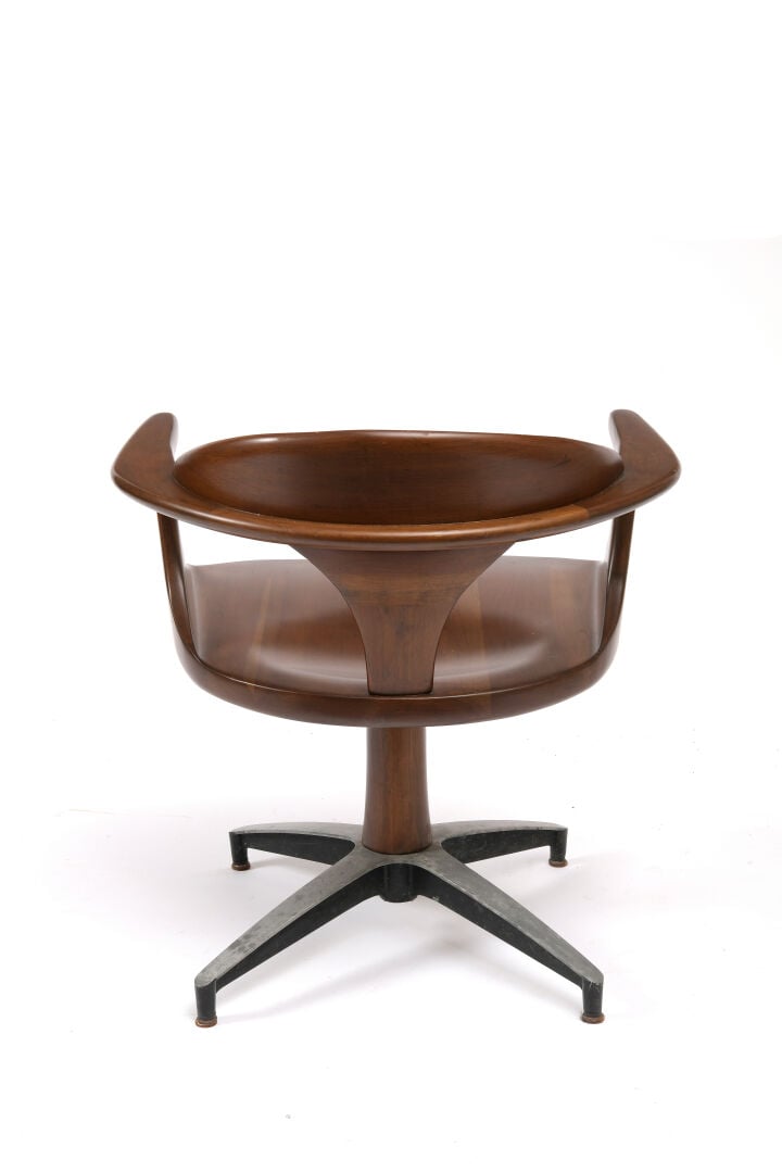 Table de salle à manger à plateau circulaire en teck avec quatre fauteuils à as…