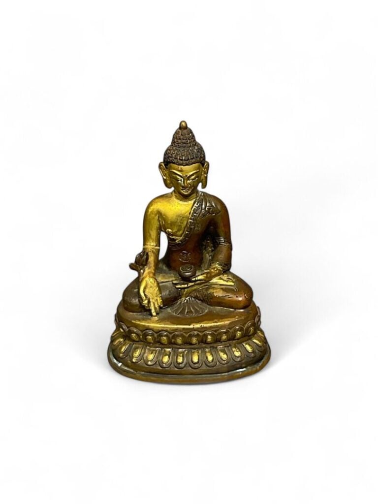 TIBET, XXe - Sujet en bronze représentant Bouddha assis sur une base ornée de p…