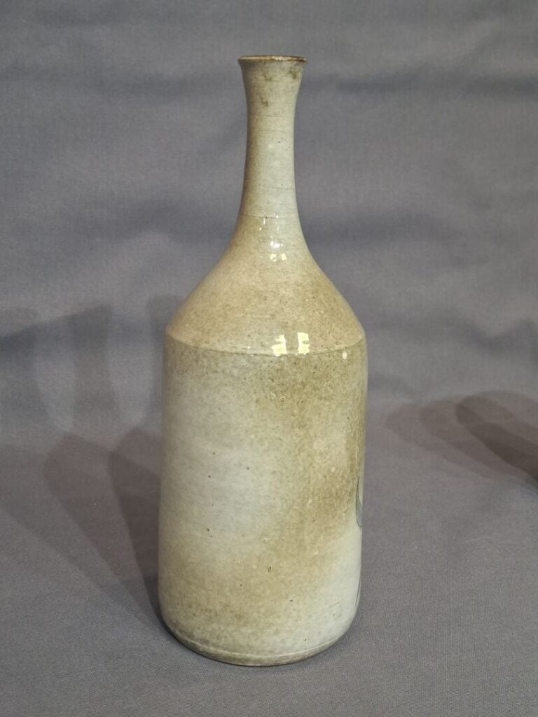 VALLAURIS - Grand vase bouteille en céramique émaillée à décor de fleur stylisé…