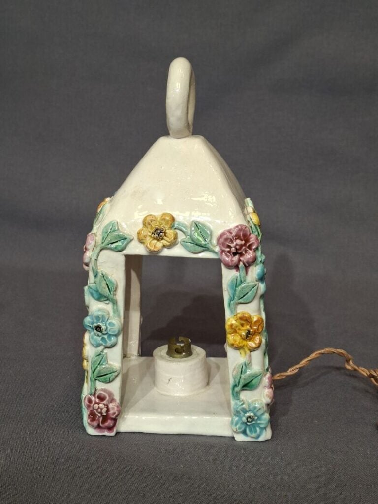 VALLAURIS - Lanterne en céramique émaillée blanche et polychrome à décor de gui…