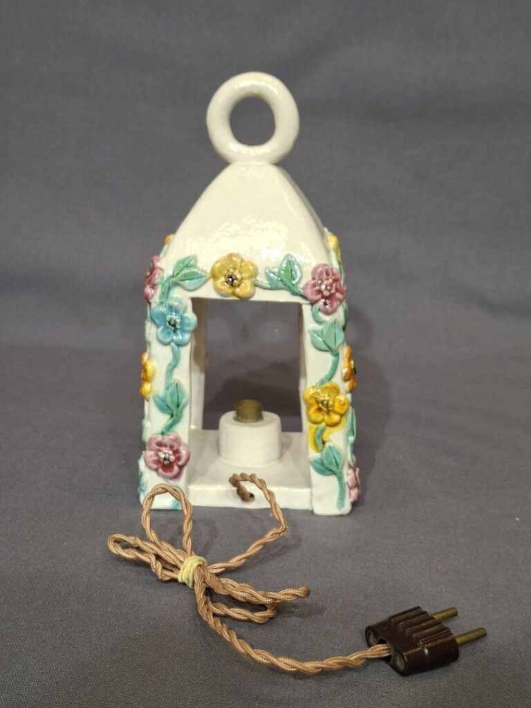 VALLAURIS - Lanterne en céramique émaillée blanche et polychrome à décor de gui…