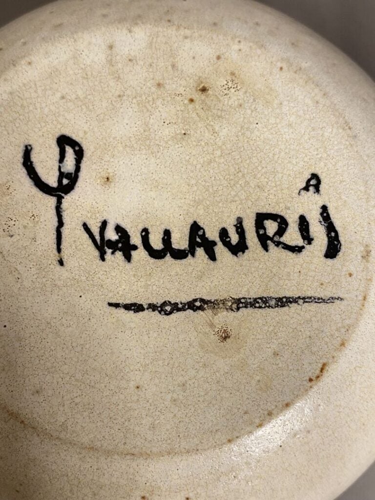 VALLAURIS - Réunion d'un pichet en grès émaillé et d'un petit vase pansu blanc…