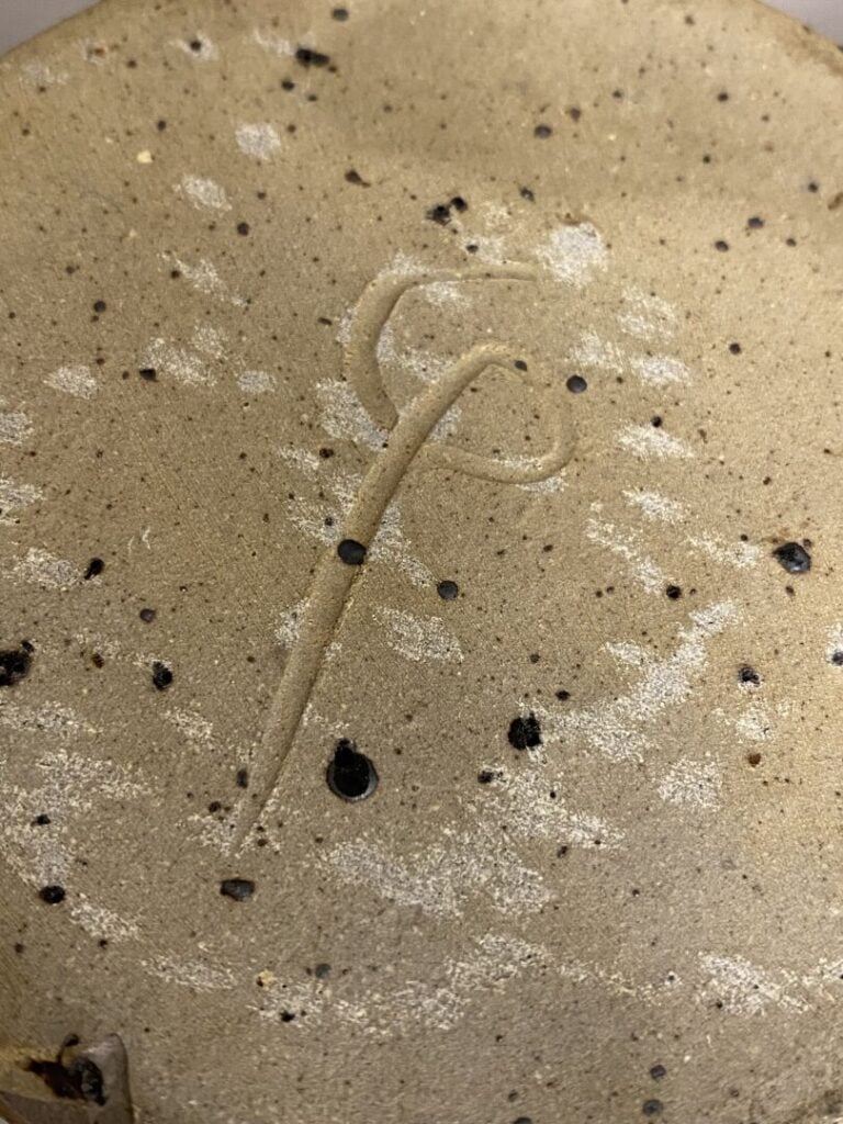 VALLAURIS - Réunion d'un pichet en grès émaillé et d'un petit vase pansu blanc…