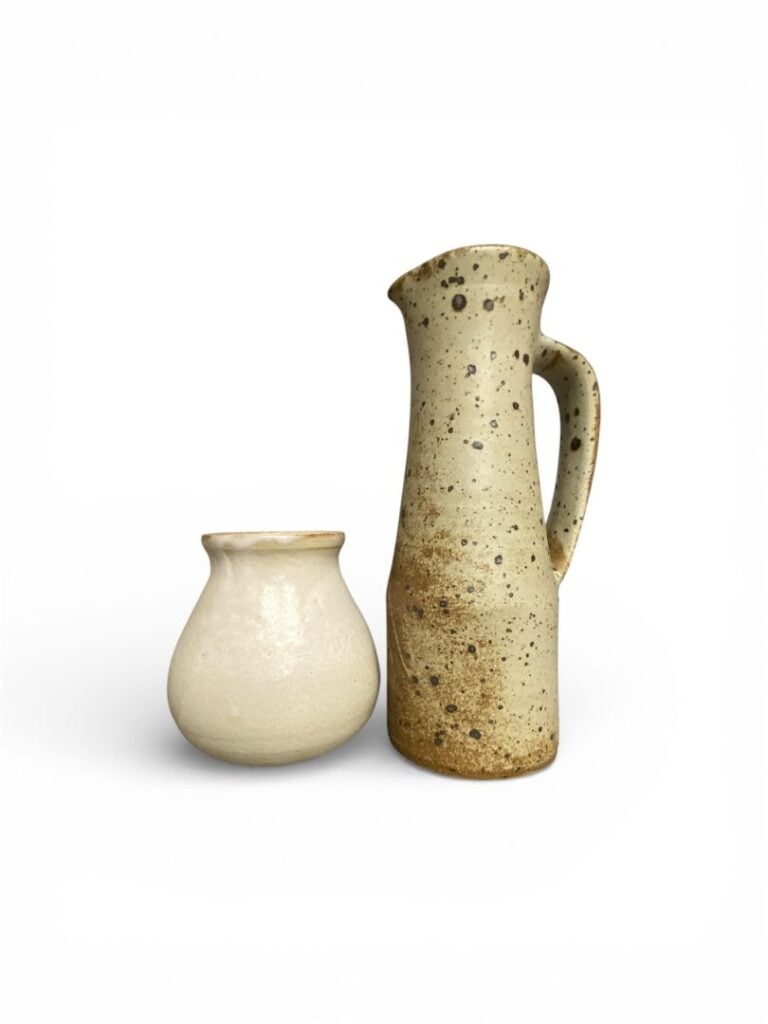 VALLAURIS - Réunion d'un pichet en grès émaillé et d'un petit vase pansu blanc…