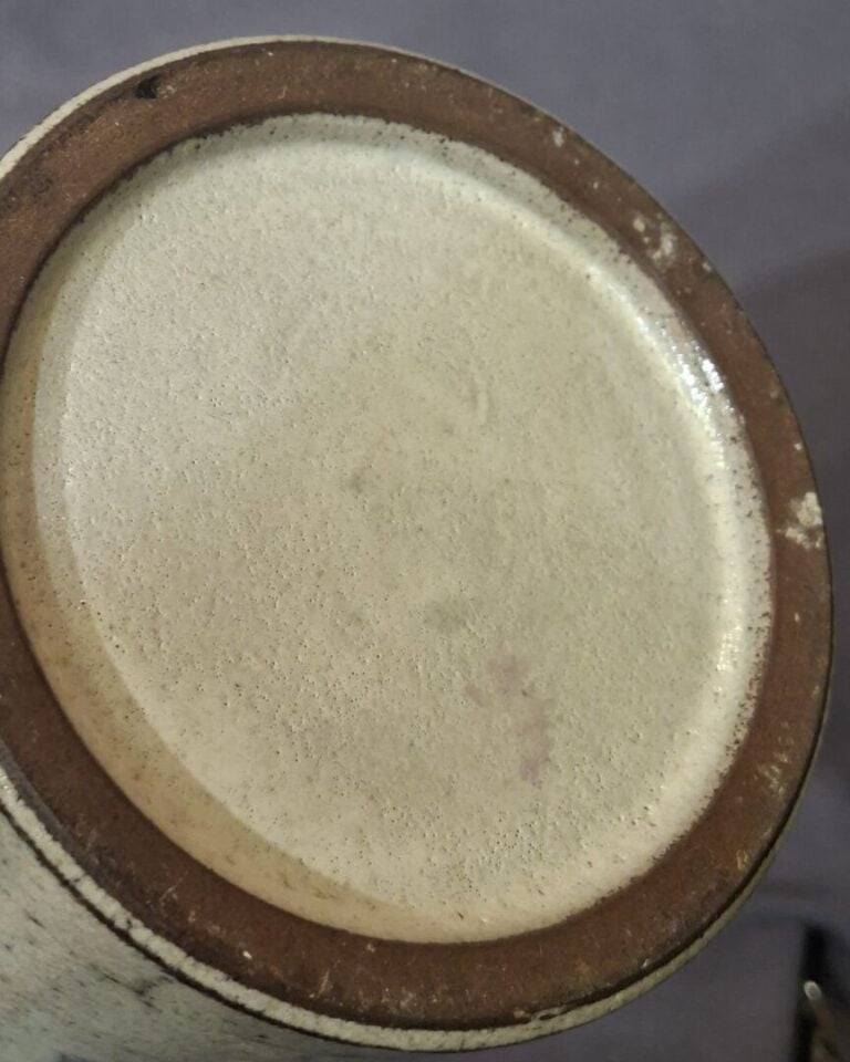 VALLAURIS - Réunion d'un verre et d'un vase en céramique émaillée à décor flora…