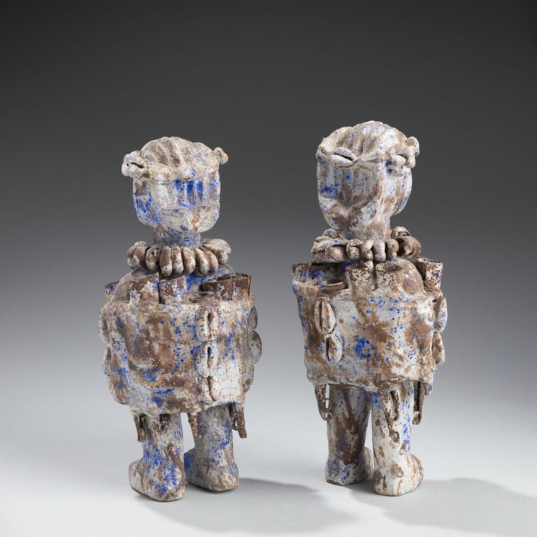 XXÈME SIÈCLE - Paire de personnages aux colliers de coquillages - Papier mâché,…
