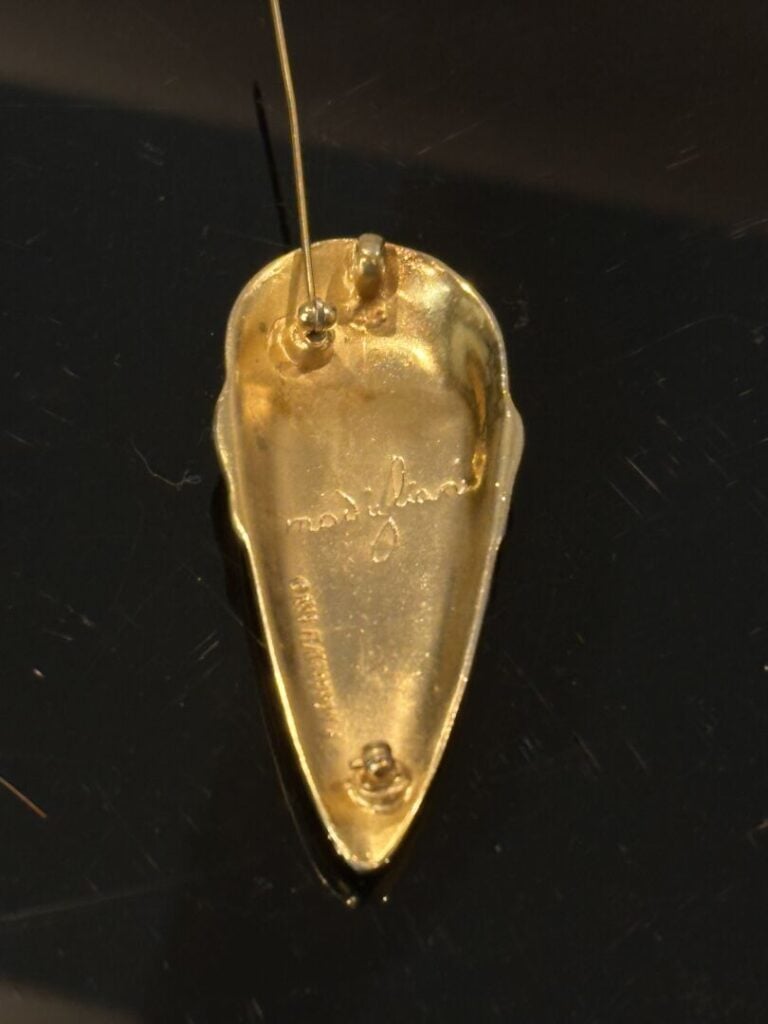 Amedeo MODIGLIANI (1884-1920), d'après - Broche pendentif "Masque" en métal dor…