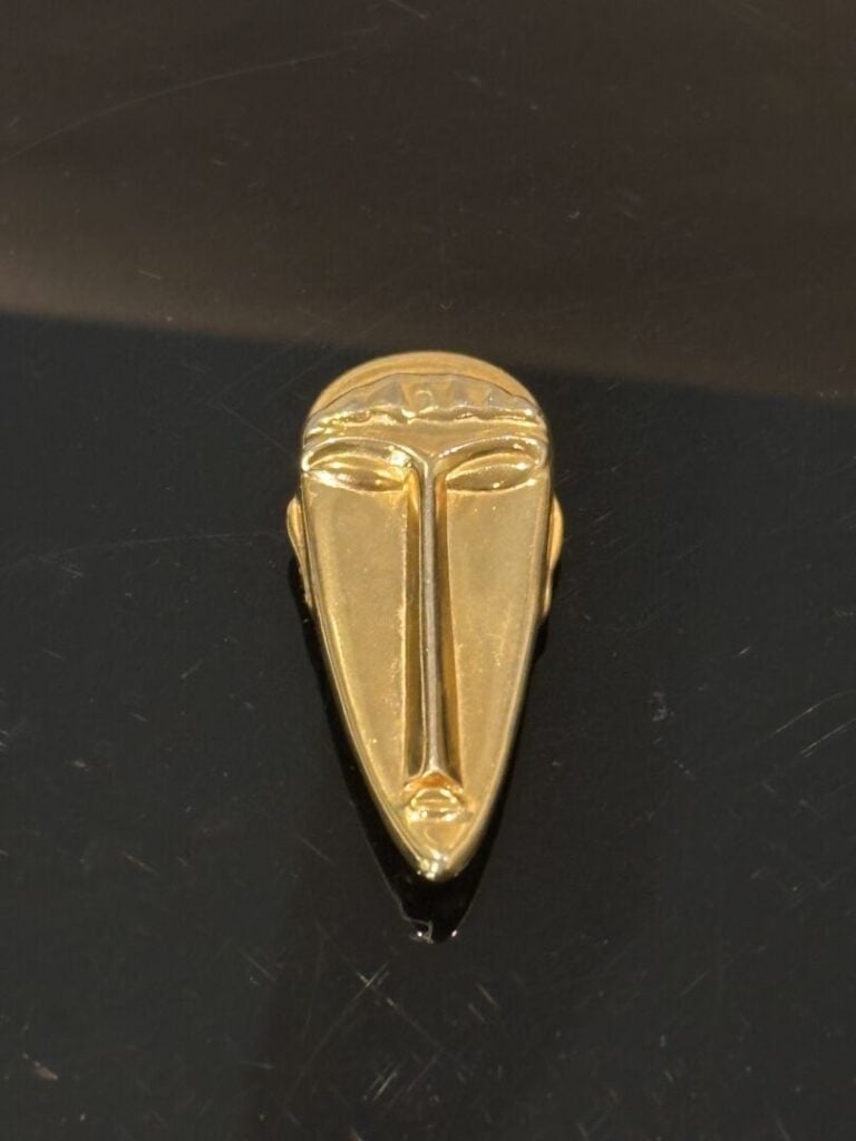 Amedeo MODIGLIANI (1884-1920), d'après - Broche pendentif "Masque" en métal dor…