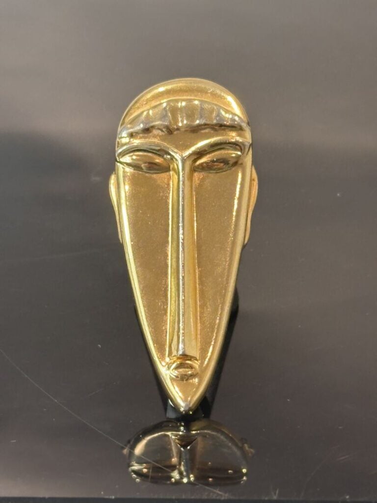 Amedeo MODIGLIANI (1884-1920), d'après - Broche pendentif "Masque" en métal dor…