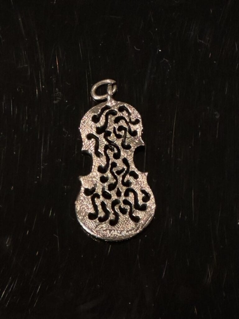 Armand FERNANDEZ dit ARMAN (1928-2005), d'après - Pendentif "Violon" en métal a…