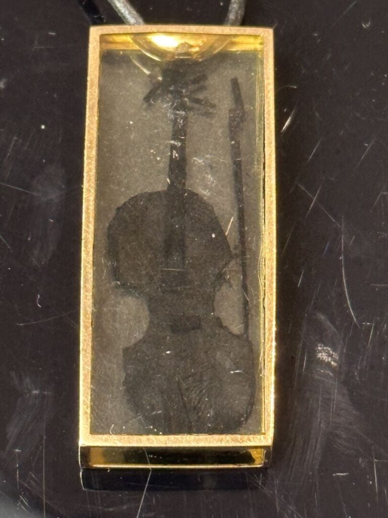 Armand Fernandez dit ARMAN (1928-2005) - Pendentif rectangulaire "Violon calcin…