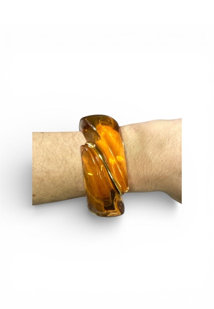 BACCARAT - Bracelet modèle "Coquillage" en cristal orangé souligné d'un liseré…