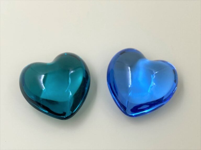 BACCARAT : deux cœurs en cristal : un bleu, un vert
