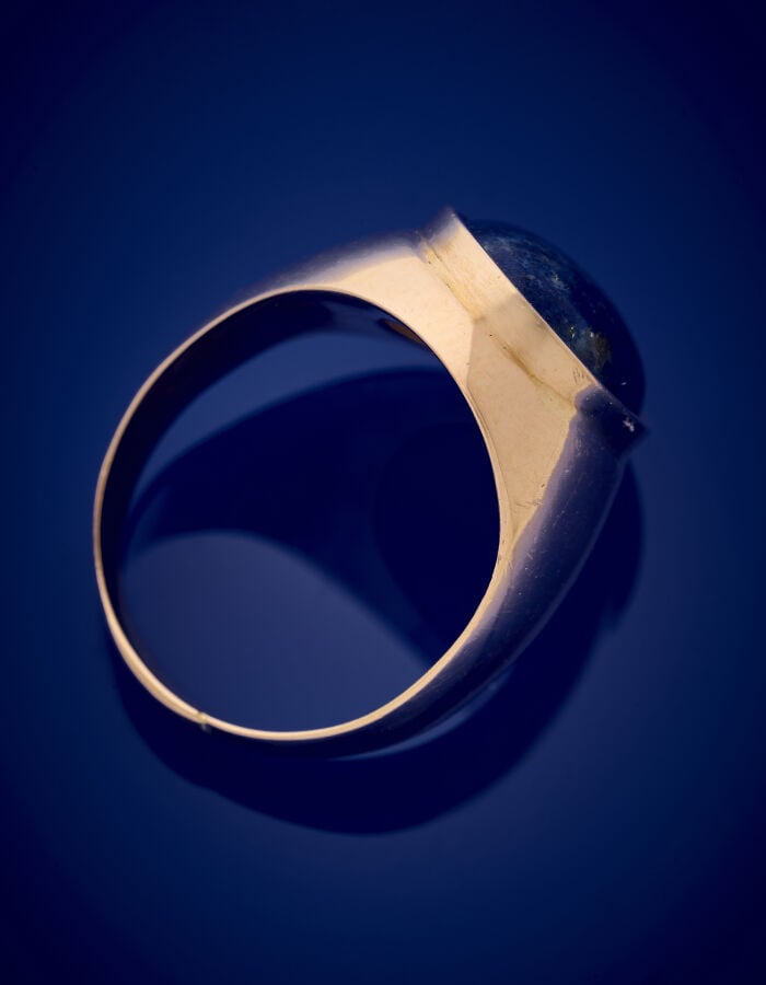 BAGUE chevalière en or rose (750‰) orné d'un lapis lazuli cabochon de forme ova…