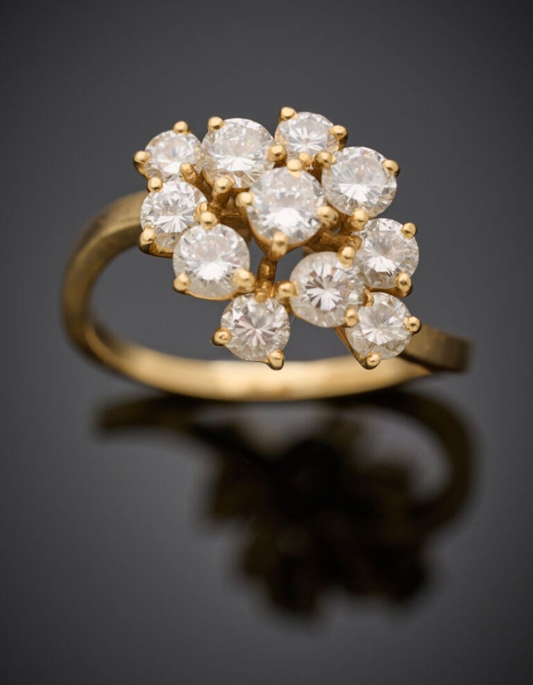 BAGUE "Cocktail" en or jaune (750°/°°) serti de onze diamants taille brillant.…