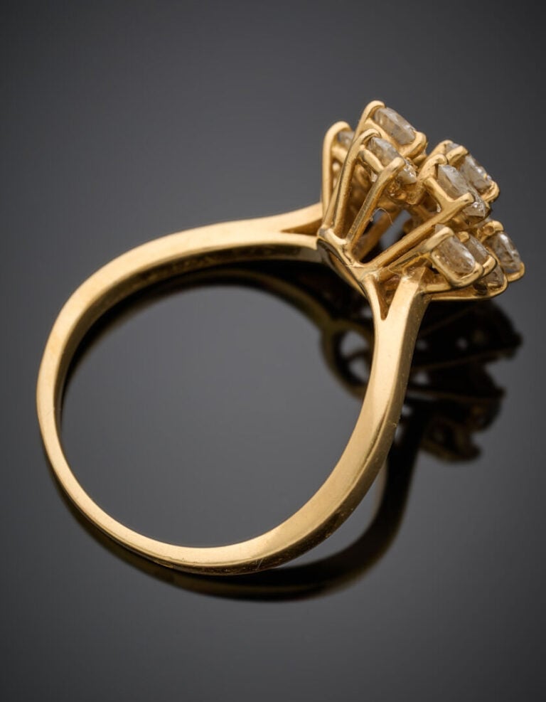 BAGUE "Cocktail" en or jaune (750°/°°) serti de onze diamants taille brillant.…
