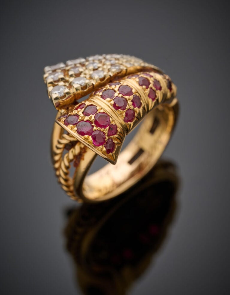BAGUE "corne d'abondance" en platine (950‰) et or rose (750‰) ajouré et partiel…