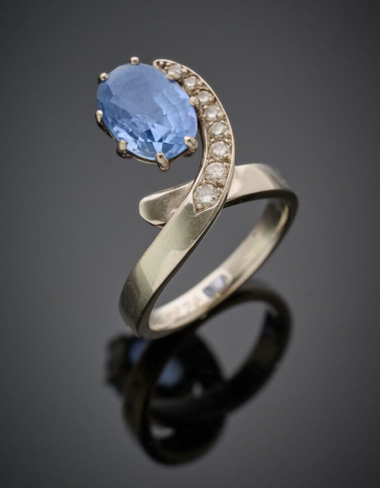 BAGUE "Duchesse stylisée" en or gris (750‰) partiellement serti d'un alignement…