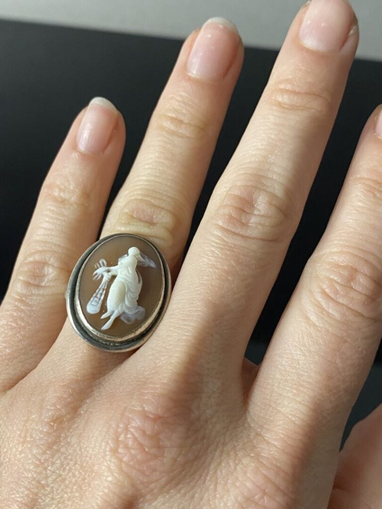 Bague en argent (800) ornée d'un camée coquillage à motif de femme à l'antique…