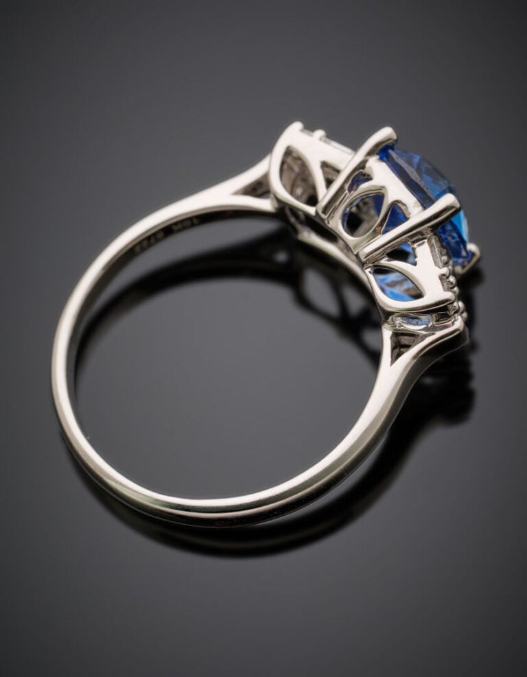 BAGUE en or gris (750°/°°) serti d'un saphir pesant 2,17 carats taille coussin,…