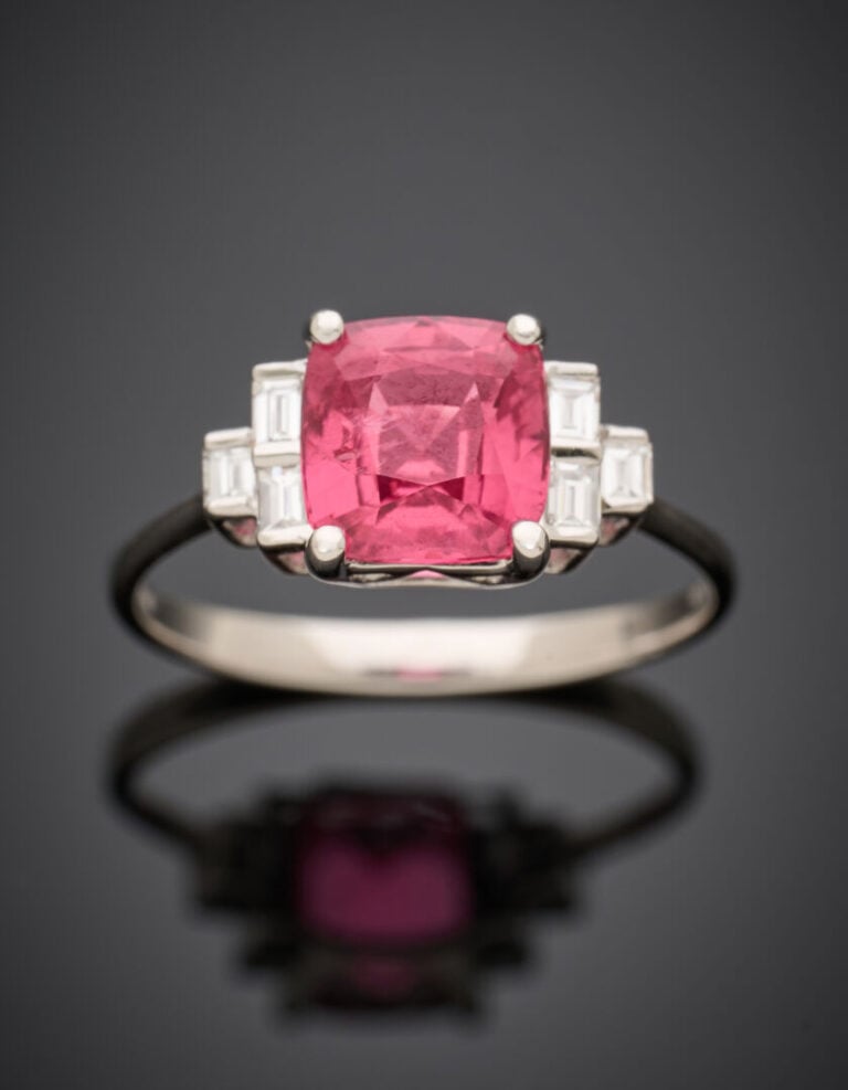BAGUE en or gris (750°/°°) serti d'un spinelle rose-orangé pesant 2,26 carats t…