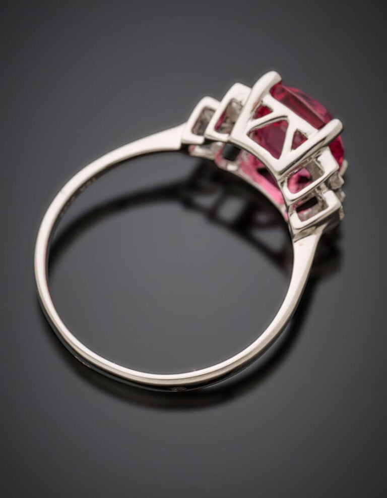BAGUE en or gris (750°/°°) serti d'un spinelle rose-orangé pesant 2,26 carats t…